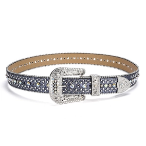 Dettaglio cintura Y2K con strass, fascia glitter blu e fibbia in argento inciso
