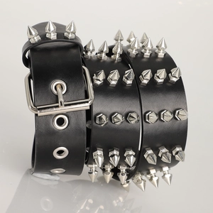 Nahaufnahme des schwarzen Punk-Gürtels mit vier Reihen Silberspikes und Metallschnalle