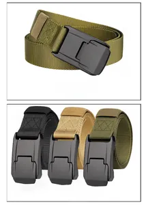 Dettaglio di cinture tattiche in nylon resistente con fibbie in lega nero kaki e verde militare