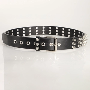 Y2K Punk Rock Gürtel mit silbernen Metallnieten auf schwarzem Leder mit silberner Schnalle