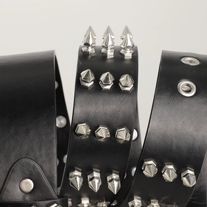 Schwarzer Punk-Gürtel mit drei Reihen silberner Spitznieten und Metallösen für Damen