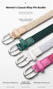 Dettaglio di cinture intrecciate elastiche da donna in beige, verde, bianco e rosa