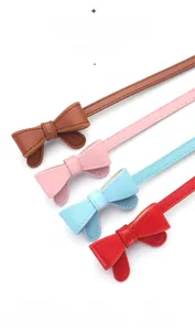 Lot de ceintures fines avec nœuds décoratifs en marron, rose, bleu et rouge