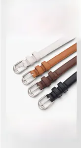 Détails de ceintures fines en similicuir blanc, kaki, marron et noir avec boucles argentées