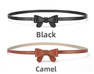 Détail de ceintures fines noire et camel avec des nœuds mignons et des trous de réglage précis