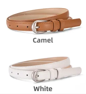 Détail de ceintures fines en simili cuir camel et blanc avec boucles fer à cheval