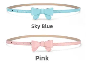 Détail de ceintures fines rose et bleu ciel avec boucles en nœud pour filles