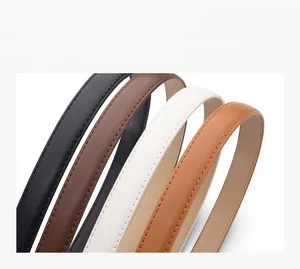 Détail de ceintures en cuir PU en noir, brun et blanc avec coutures fines et texture souple