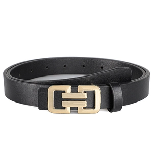 Fine ceinture minimaliste en cuir noir avec boucle géométrique dorée pour femmes
