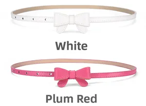 Détail des ceintures en similicuir blanc et prune avec boucles élégantes en nœud