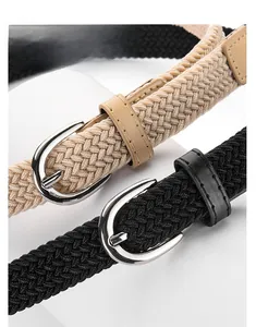 Dettaglio di cinture in tela intrecciata elastica con fibbie in lega lucida