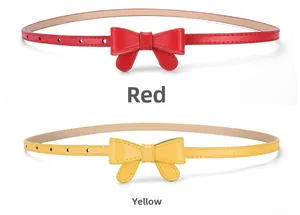 Détail de ceintures fines rouge et jaune avec boucle en nœud et œillets en métal