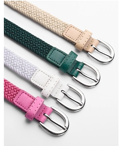 Dettaglio di cinture intrecciate elastiche con fibbie in metallo in quattro colori