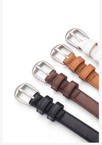 Détail de fines ceintures en PU pour femmes avec boucles argentées en noir et marron