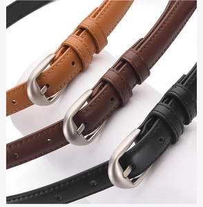 Détail de ceintures en cuir PU noir, marron foncé et camel avec boucles ardillon argentées