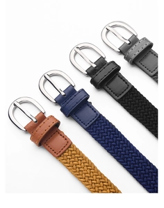 Dettaglio di quattro cinture elastiche intrecciate colorate con fibbie metalliche