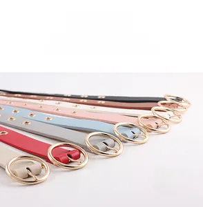 Détail de ceintures en cuir PU colorées avec boucles dorées rondes et œillets métalliques