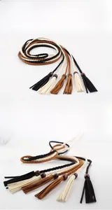 Détail d'une corde de taille tissée à la main avec perles en bois et pompons style bohème
