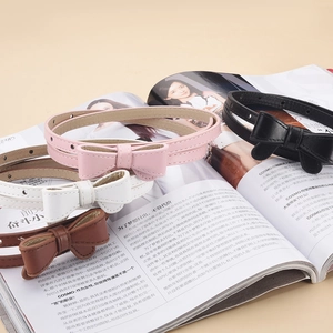 Fine ceinture mode pour femme avec nœud décoratif en quatre couleurs sur magazine