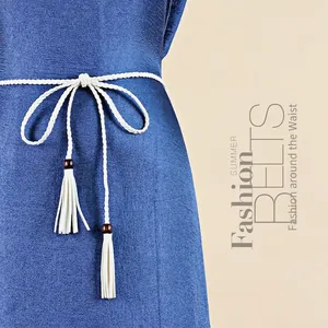 Ceinture tressée blanche pour femmes avec perles en bois et glands sur robe bleue