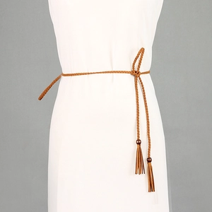 Chaîne de taille tressée marron avec perles en bois sur robe blanche style bohème