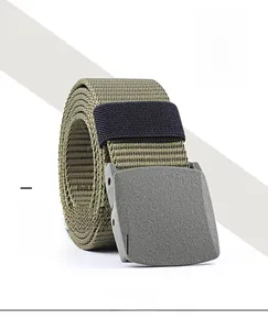 Detail van de olijfgroene tactische nylon riem met verticaal weefsel en matte gesp