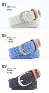 Vue détaillée de ceintures tressées élastiques en blanc, bleu et gris avec boucles