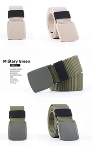 Detail van tactische nylon canvas riem met gladde plastic gesp in beige en legergroen