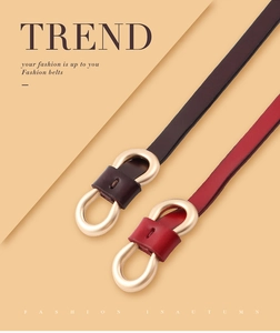 Détail de ceintures fines en cuir marron et rouge avec boucles dorées doubles