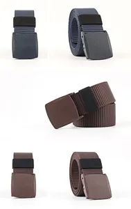 Detailweergave van geweven nylon sportriemen in marine en bruin met matte gespen