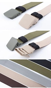 Detailweergave van tactische nylon riem met plastic gesp in verschillende kleuren