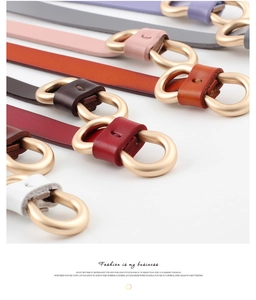 Gros plan de ceintures fines en cuir multicolores avec boucles à double anneau doré mat