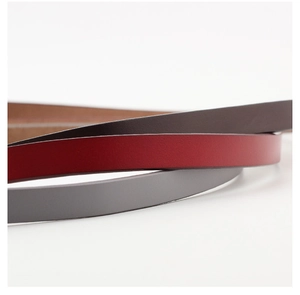 Vue détaillée de fines ceintures en cuir marron, rouge et gris avec une texture mate
