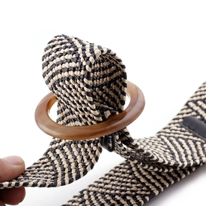 Ceinture tressée en paille à la mode avec boucle ronde en résine et motif de vagues