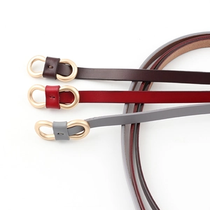 Fines ceintures en cuir pour femmes en marron rouge et gris avec boucles métalliques dorées