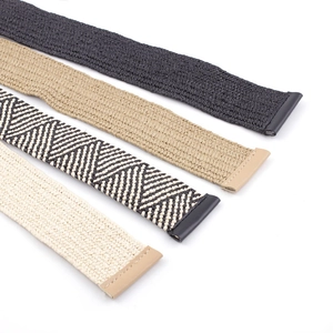 Lot de quatre ceintures en paille tressée noir et kaki avec boucles carrées rétro