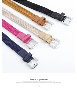 Close-up van elastische gevlochten riemen in marine, roze, beige, camel en zwart