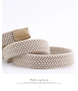 Detailopname van beige gevlochten stretchriem met kaki lederen uiteinde en witte stiksels