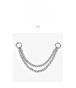 Détail de la chaîne de ceinture argentée à double couche avec mousquetons ronds
