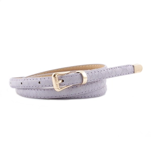 Fine ceinture violette pour femme avec texture serpent et boucle ardillon dorée