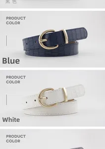 Dettaglio di cinture in pelle con motivo a coccodrillo blu, bianco e nero con fibbia dorata