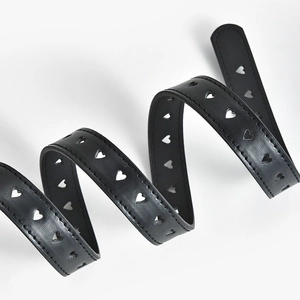 Ceinture noire tendance pour femme avec découpes en forme de cœur et coutures décoratives
