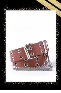 Dettaglio cintura in pelle marrone con occhielli a stella e catena decorativa in argento