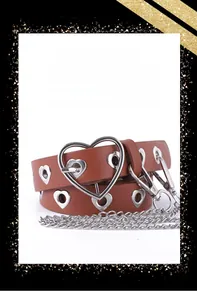 Détail de ceinture punk en cuir avec boucle cœur, œillets et chaîne argentée