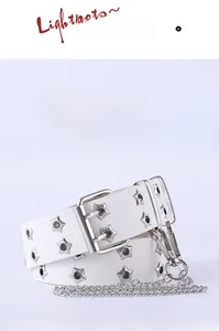 Dettaglio della cintura in pelle PU bianca con occhielli a stella e catena metallica trendy