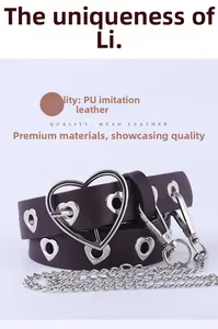 Vue détaillée des oeillets en forme de coeur et de la chaîne métallique sur la ceinture