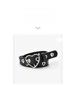 Détail de la ceinture en cuir noir avec boucle en forme de cœur et œillets en métal