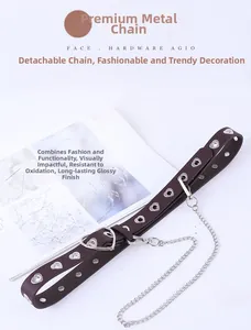 Détail de la boucle cœur, des œillets et de la chaîne argentée sur ceinture violette