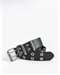 Détail de la ceinture punk noire à doubles œillets avec boucle et rivets en métal