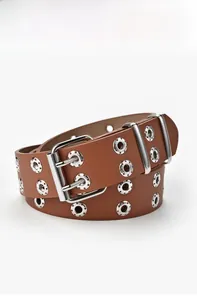 Détail d'une ceinture marron à double boucle avec des œillets métalliques argentés